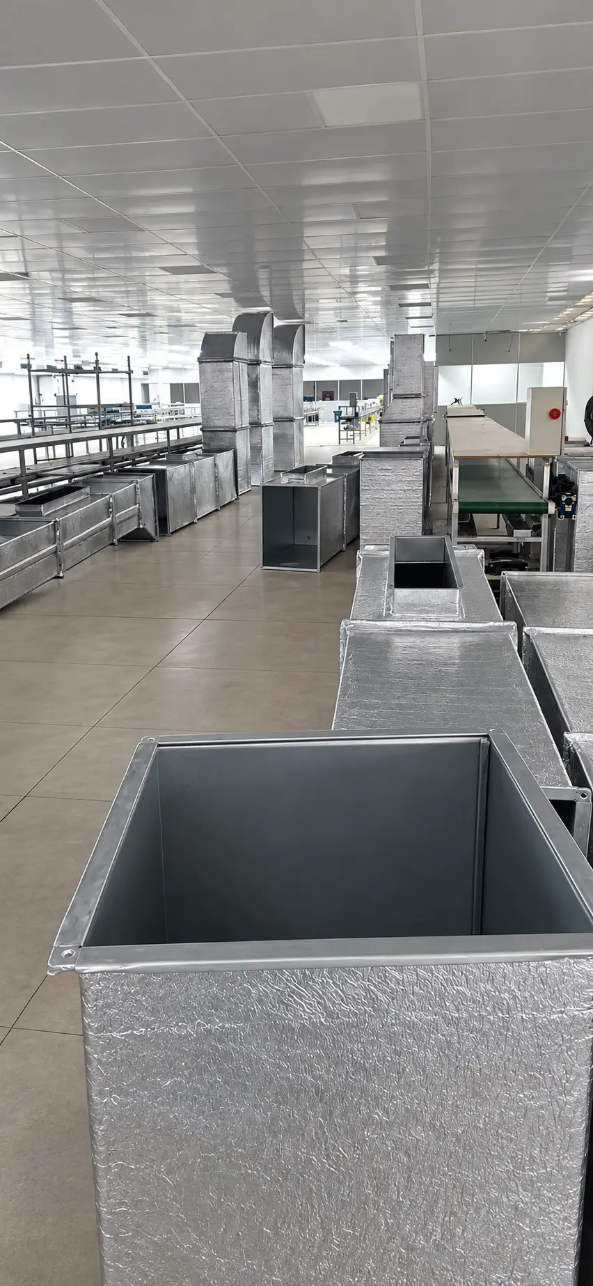 Rede de dutos isolados montada em ambiente produtivo